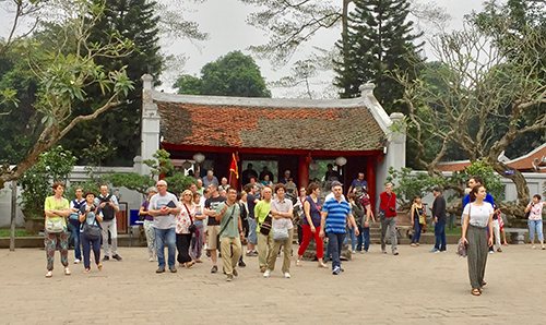 Du khách quốc tế tham quan Văn Miếu - Quốc Tử Giám. Ảnh: Lê Anh Tú